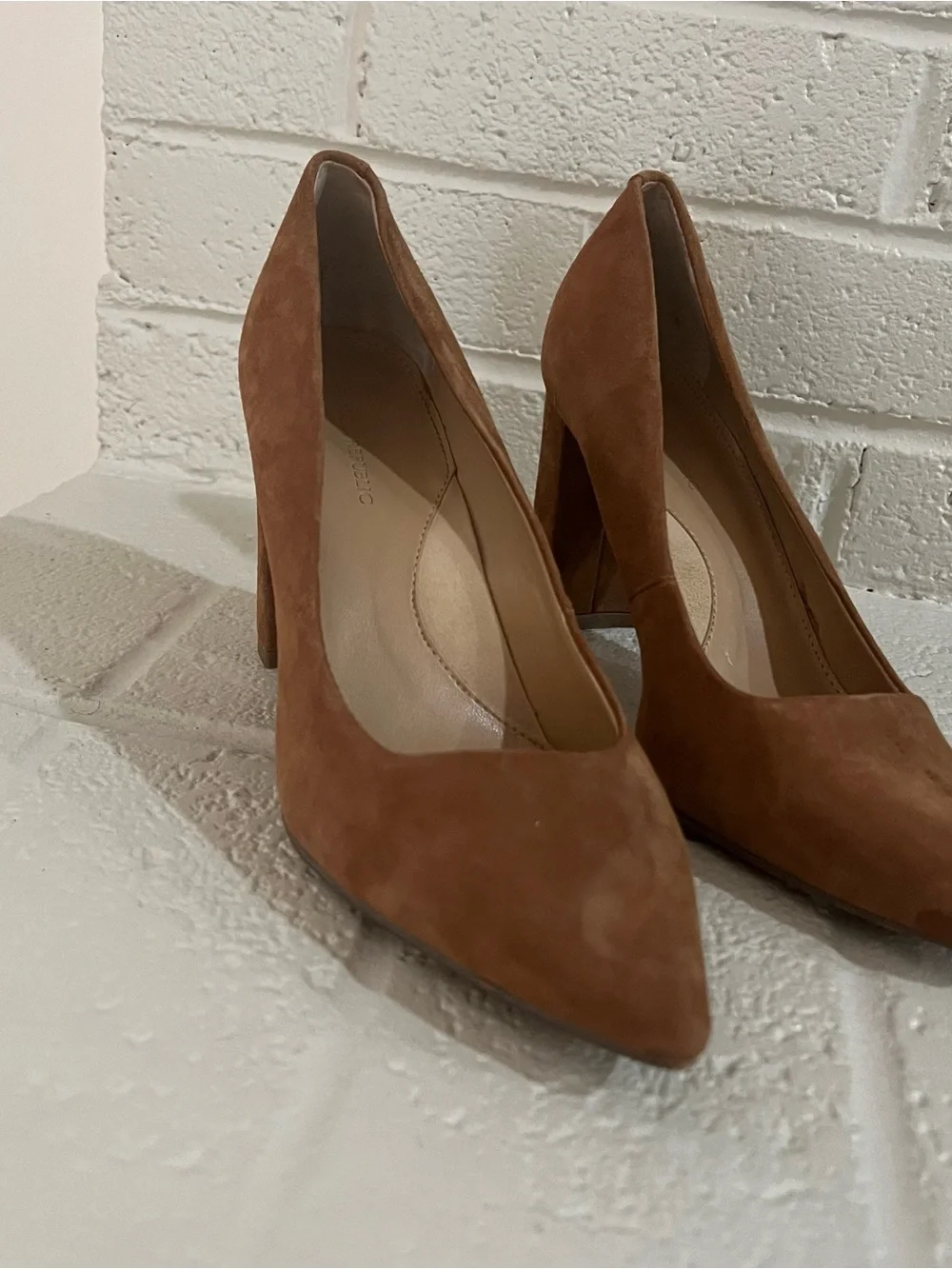 Banana Republic classic pointed